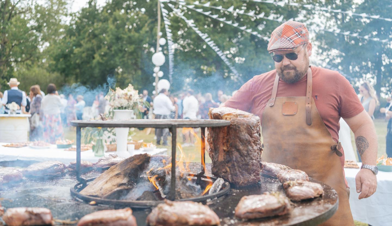 un chef cuisinier entrain de préparer un barbecue