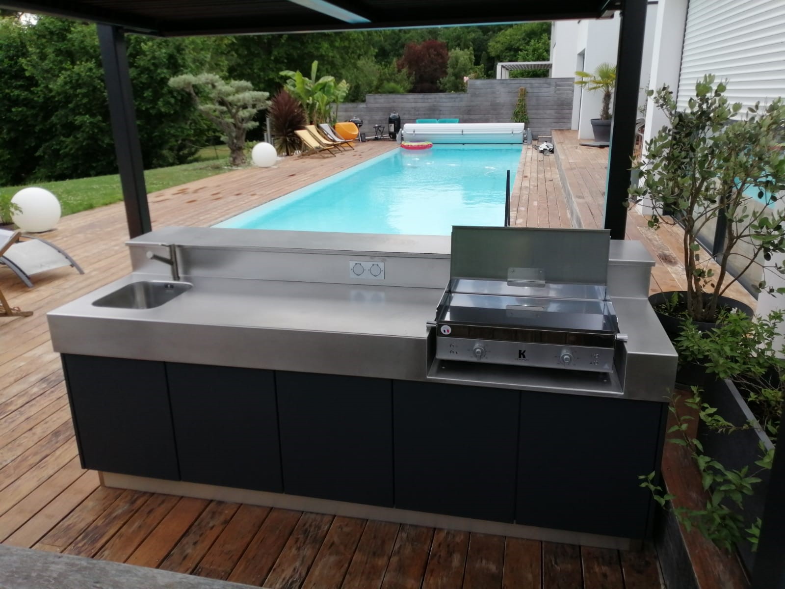 une piscineavec sa cuisine d'été