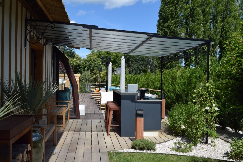 Cuisine extérieure avec bar face au pool house