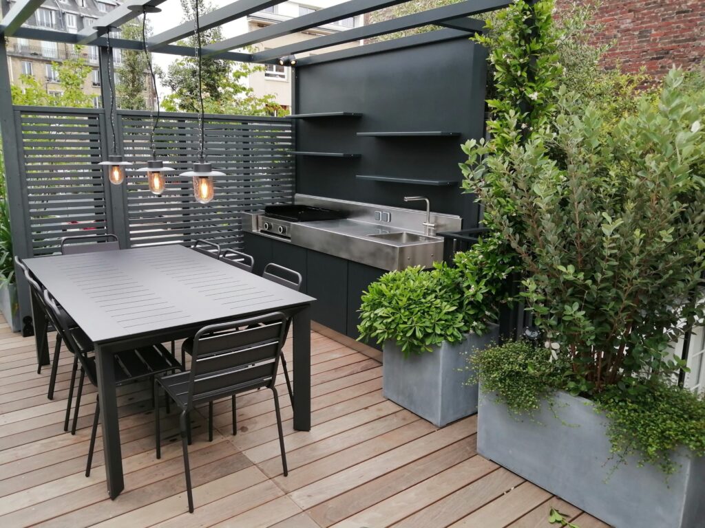 Cuisine extérieure et pergola en ville sur terrasse