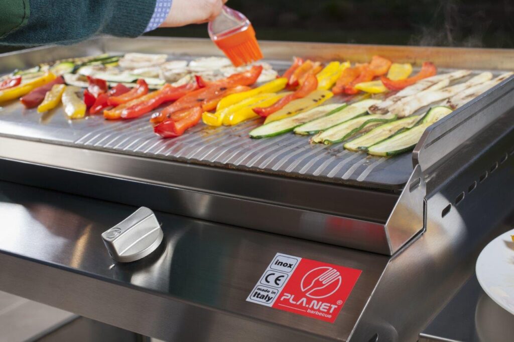 Une belle plancha avec des aliments dessus