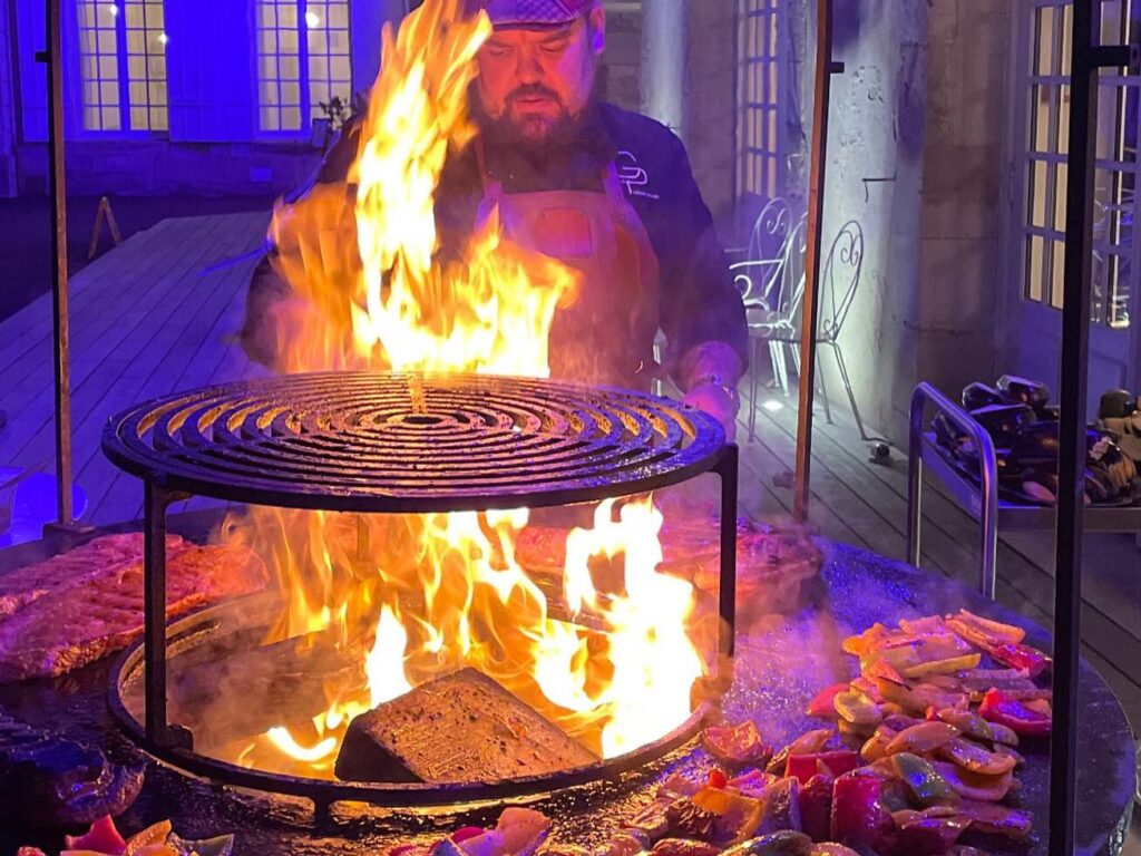 un brasero allumé dans la nuit